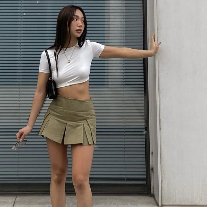 street style pleated mini skirt outfit