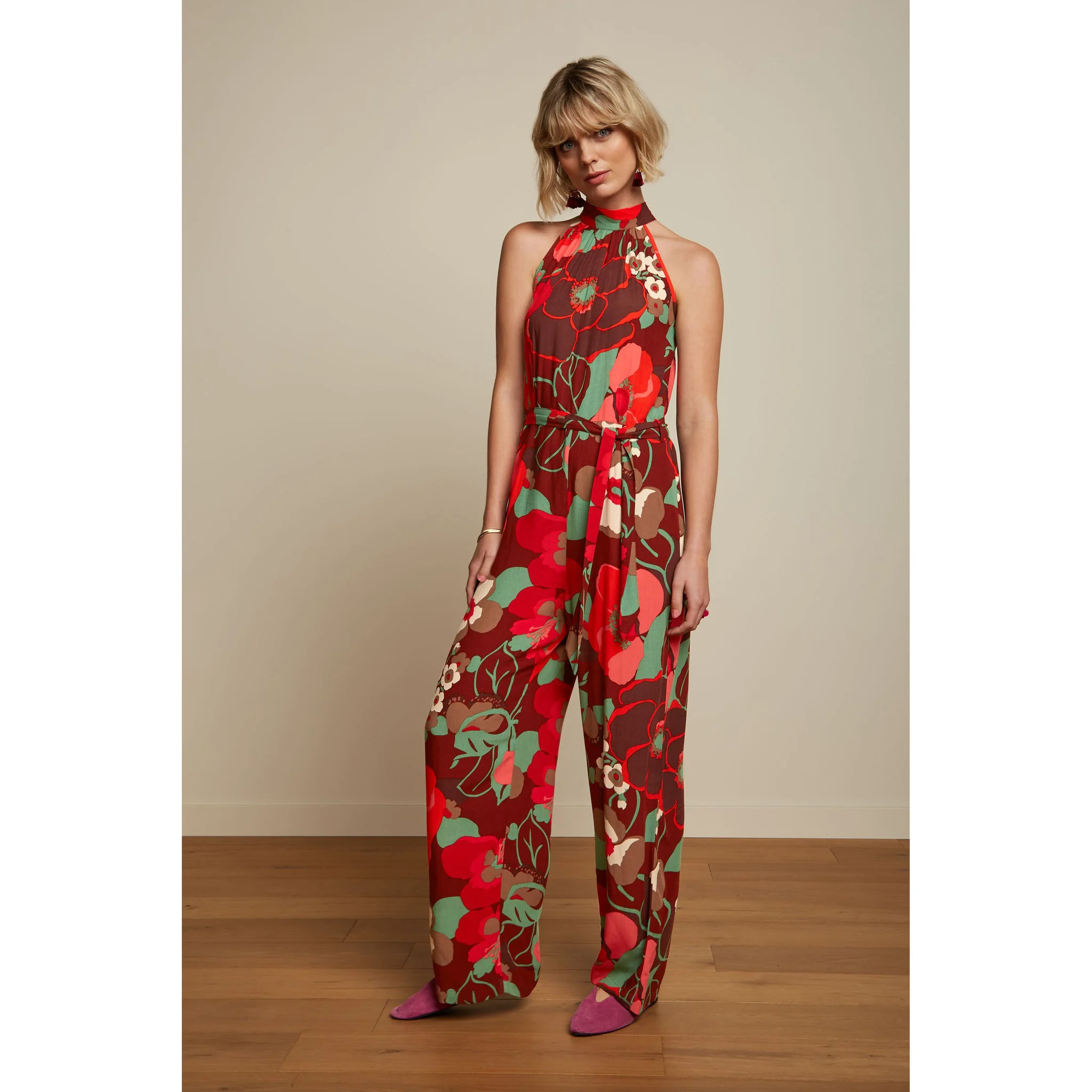 difference between romper and jumpsuit